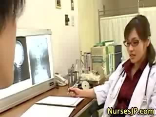Asijské žena lékař honění