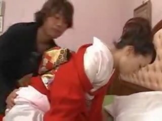 Japoniškas jaunas patelė į raudonas kimono prt1...bmw