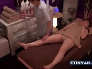 Две началник азиатки момичета при масаж студио
