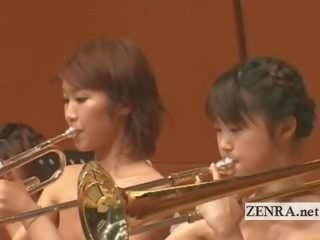 Nudisti japanilainen av tähteä sisään the stark alasti orchestra