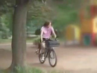 Japonez tineri doamnă masturbated în timp ce calarind o specially modified sex film bike!