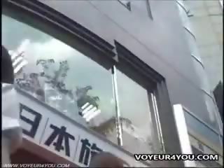 Japans minnaar onder het rokje slipjes heimelijk videoed