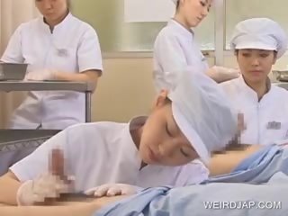 Japońskie pielęgniarka siorbanie sperma na zewnątrz z randy wał