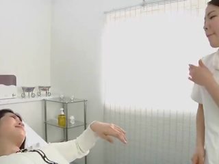 Japonesa lésbica desirable spitting massagem clínica subtitled